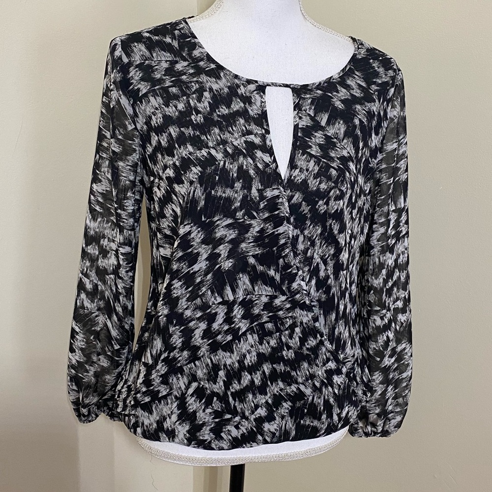 Vince Camuto Women’s Black & White Keyhole Sheer Sleeve Blouse Size Medium